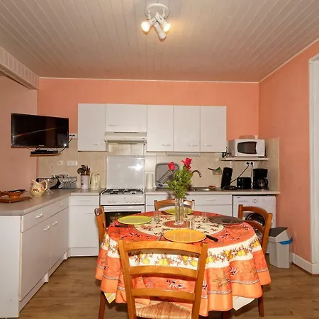Σπίτι διακοπών De 25 Chemin Du Grand Pacher Le Bourg De 63120 *